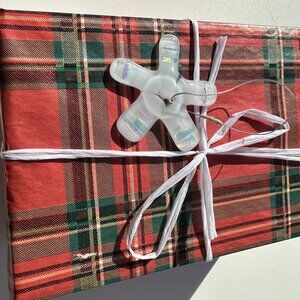 #2011 WHITE DICHROIC  5 LEG ORNAMENT WHITE W/ GOLD DICHROIC FUSED SUN CATCHER